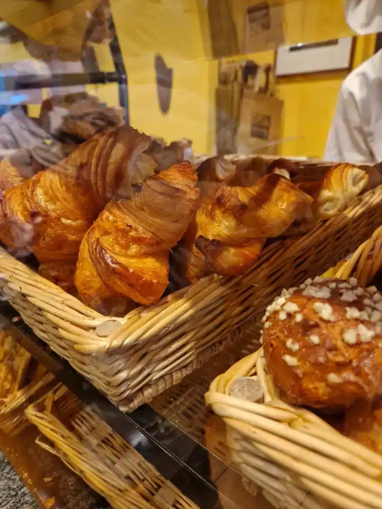 For images of croissantjes, stokbrood, and the bakery: "Le Fournil de Sébastien - Verse Croissantjes in Amsterdam Zuid
